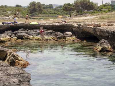L�Adriatico si pu� comunque conquistare immergendosi da una pi� piccola insenatura adiacente, preceduta da grossi massi disposti a �scaletta�